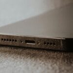 Zbliżenie gniazda ładowania smartfona na fakturowanej powierzchni
