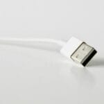 Zbliżenie przewodu USB używanego do ładowania smartfona