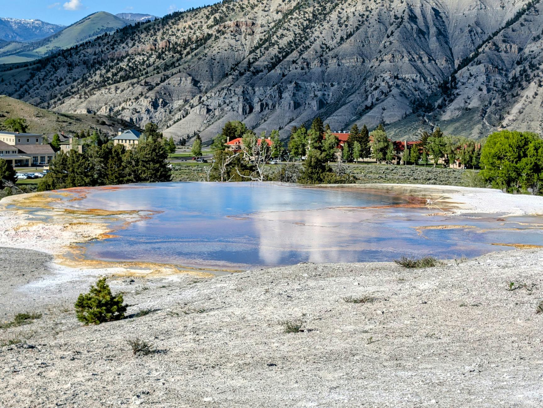 Kolorowe tarasy geotermalne przypominające źródła termalne w górach