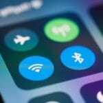 Panel sterowania smartfona z ikoną Wi‑Fi ilustrujący problemy z siecią