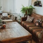Przytulny salon z rustykalnymi meblami i bujnymi roślinami