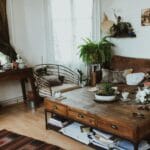 Przytulny salon z vintage meblami, rustykalnymi dodatkami i roślinami