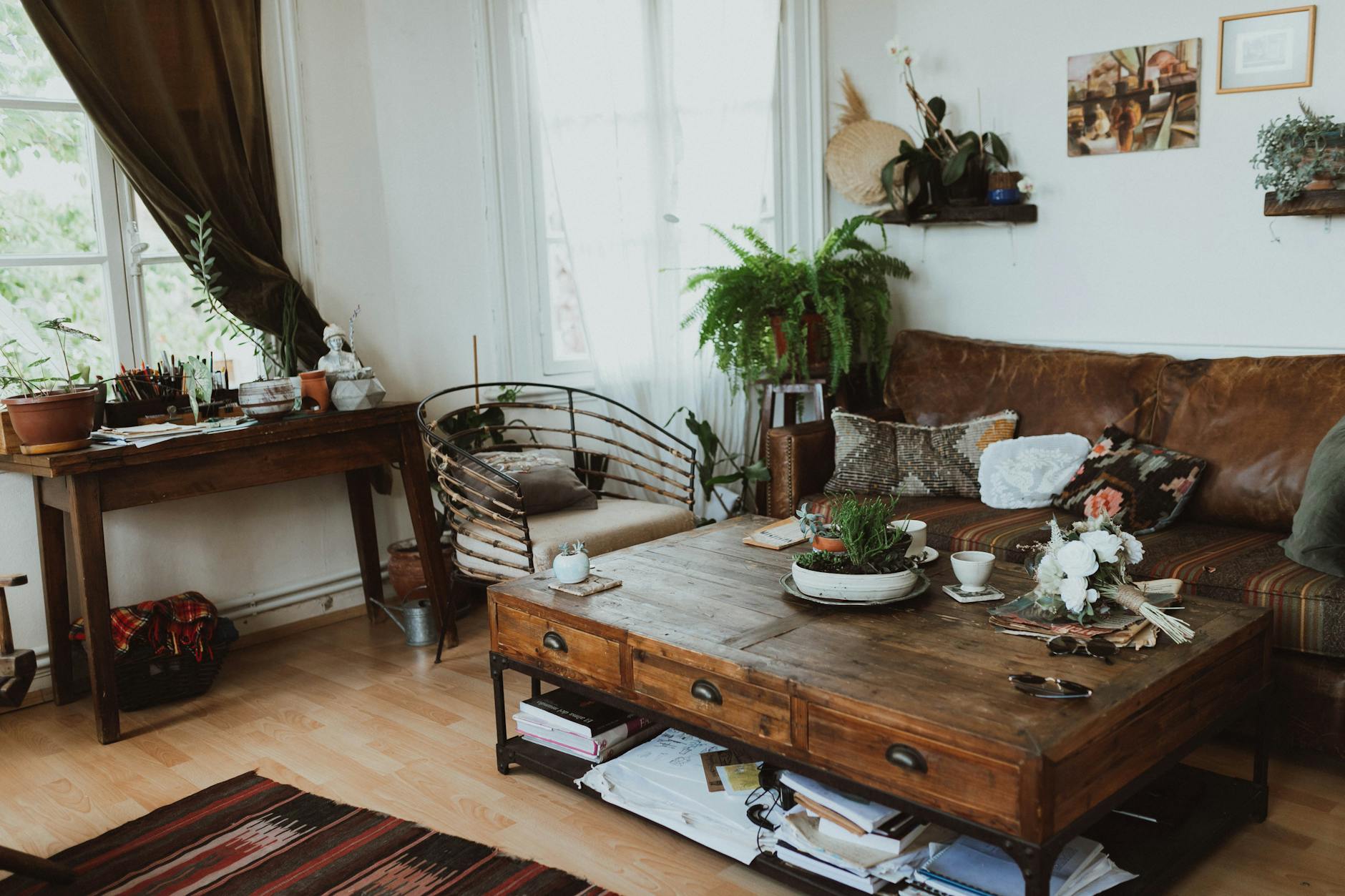 Przytulny salon z vintage meblami, rustykalnymi dodatkami i roślinami
