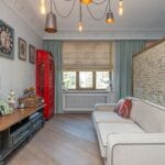 Salon w angielskim stylu z połączeniem vintage i nowoczesnych dodatków