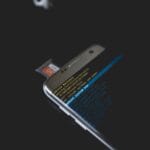 Smartfon z włączonym trybem recovery Android i włożoną kartą SD