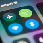 Zbliżenie ekranu smartfona z centrum sterowania i ikoną Wi‑Fi