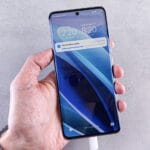 Dłoń trzyma smartfon z powiadomieniem o pobieraniu aktualizacji softu
