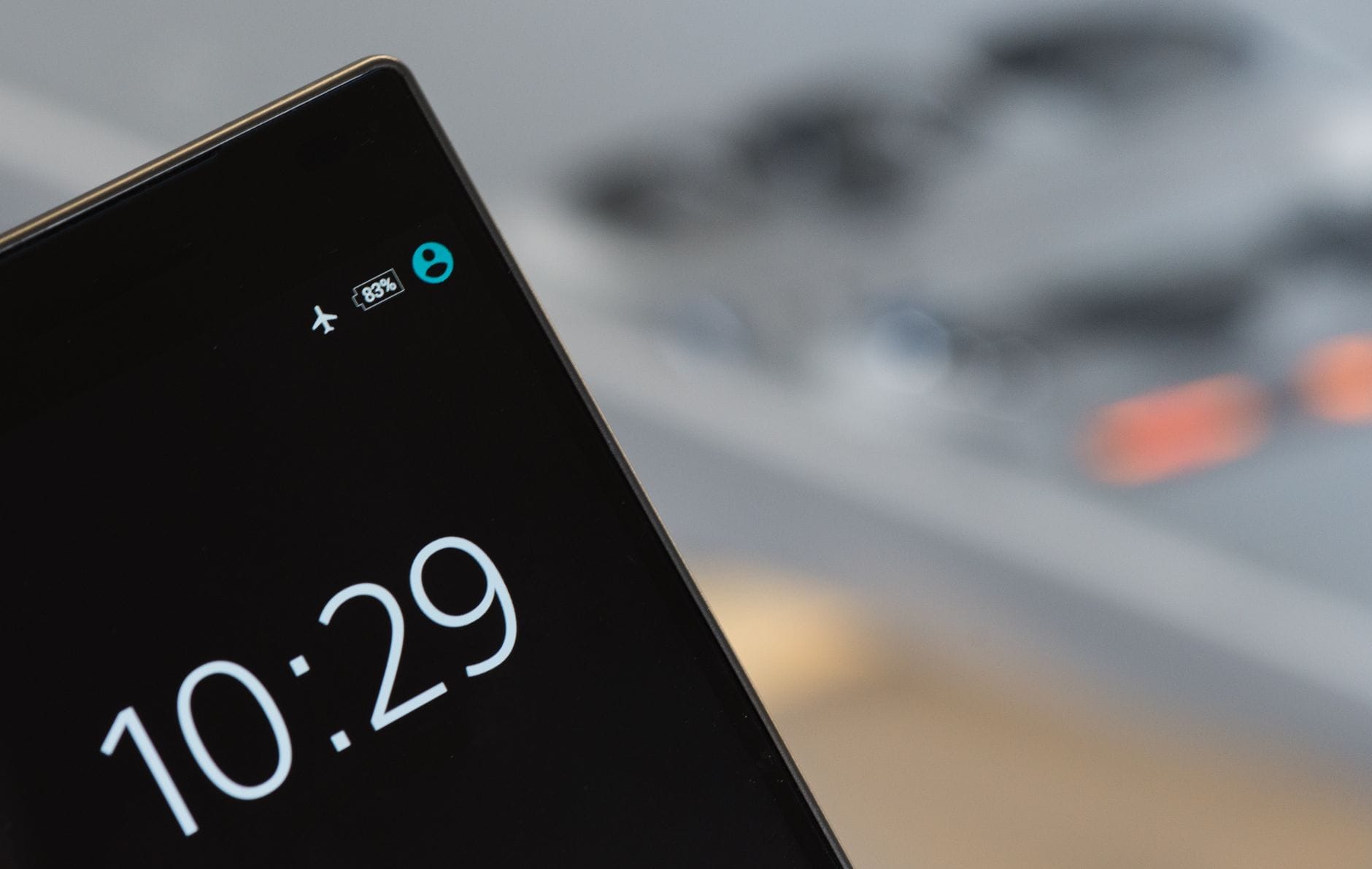 Dlaczego telefon gubi zasięg w mieszkaniu i jak stwierdzić, czy to wina sprzętu Zbliżenie na smartfon z widoczną godziną 10:29