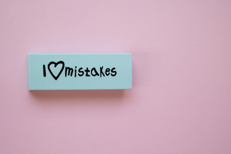 Gumka z napisem I Love Mistakes na różowym tle
