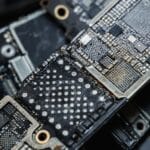 Zbliżenie mikroukładów elektronicznych na płytce drukowanej